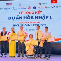 ACDC đón nhận bằng khen của UBND tỉnh Quảng Trị tại hội thảo tổng kết dự án Hòa nhập 1